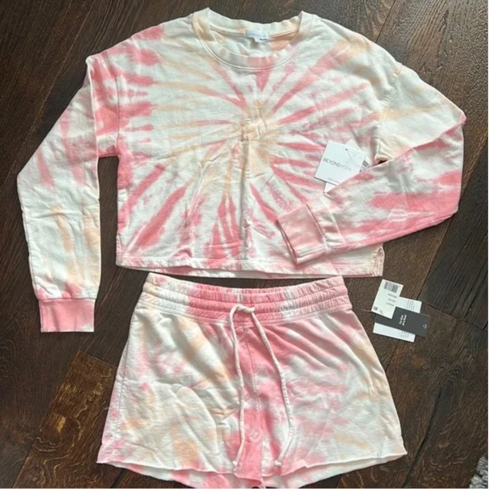 29. Beyond Yoga Weekend Pullover & Come Through Shorts Set Size Medium